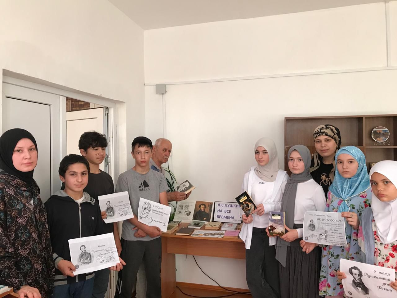 Специалист по работе с семьей и детьми Алиева М совместно с работниками библиотеки провели беседу "Пушкинский день".